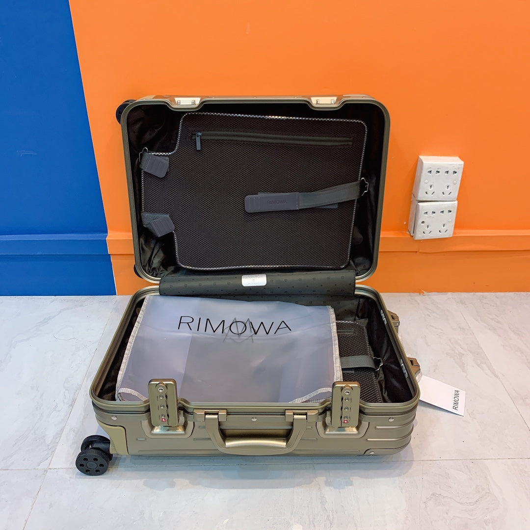 Modern Metallic Grooved Hard Shell Spinner Luggage Set of 3