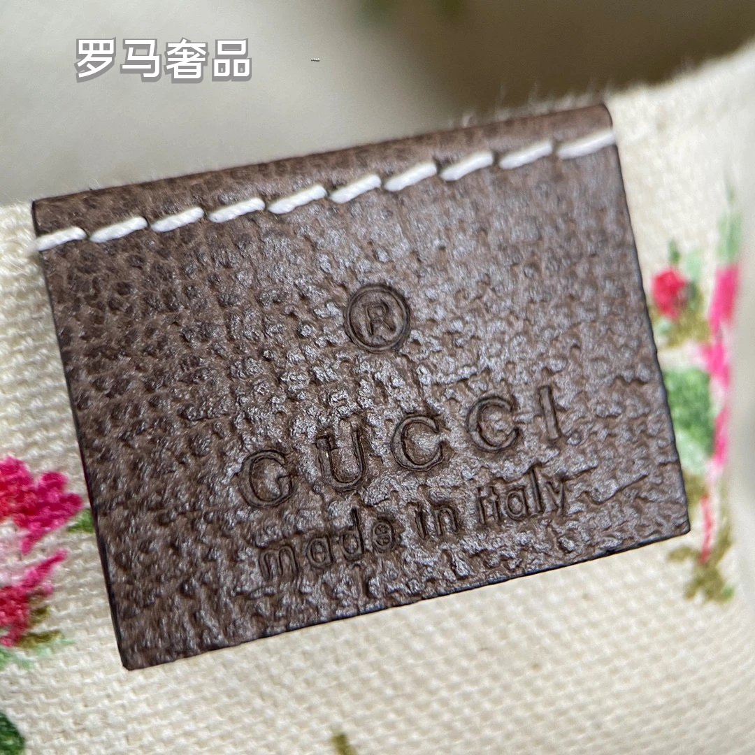 Gucci Neo Vintage GG Supreme Small Messenger Bag