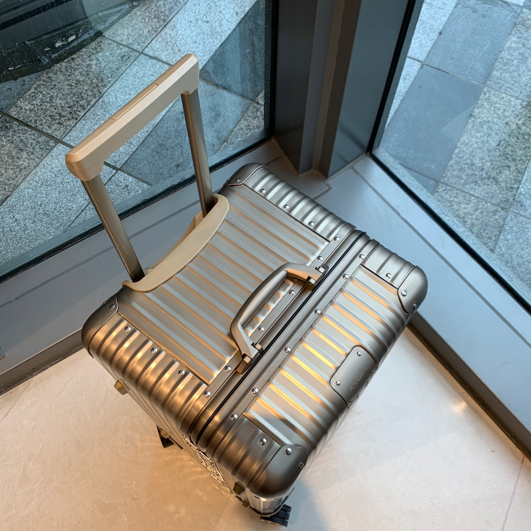 Champagne Gold Ribbed Hardside Spinner Luggage Suitcase