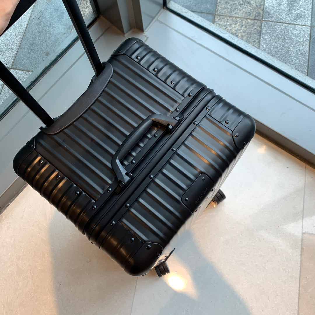 Sleek Matte Black Hardshell Spinner Luggage Trunk Case