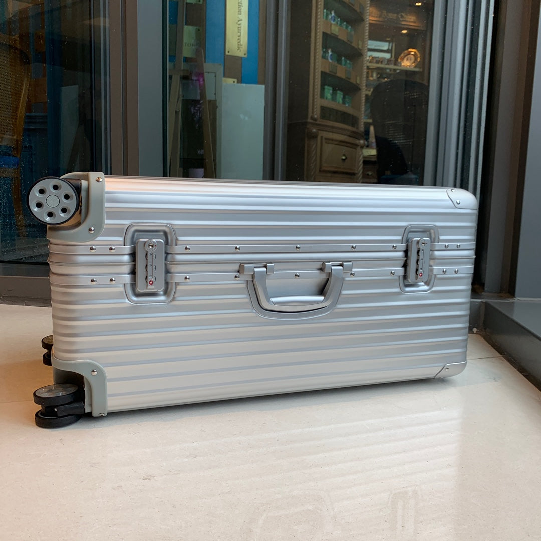 Modern Silver Hardside Spinner Suitcase with Vertical Ridges