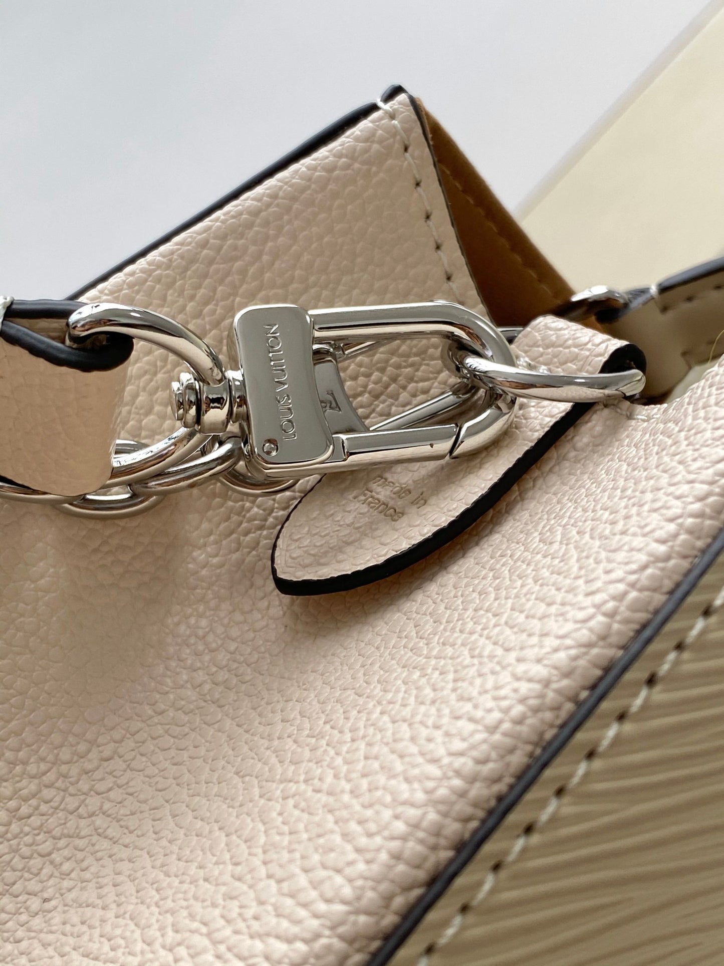 Louis Vuitton Elegant Cream Leather Handbag with Front Pocket and Chain Detail