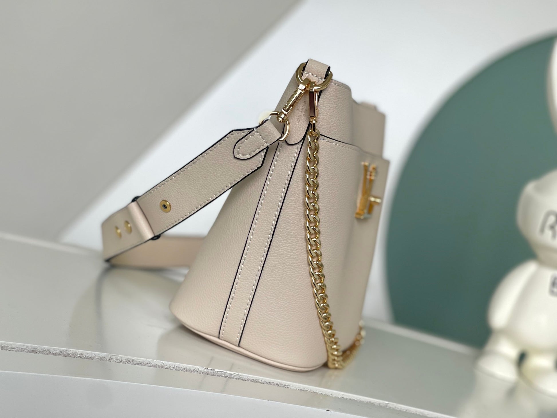 Louis Vuitton Cream Leather Bucket Shoulder Bag with Gold Chain Strap
