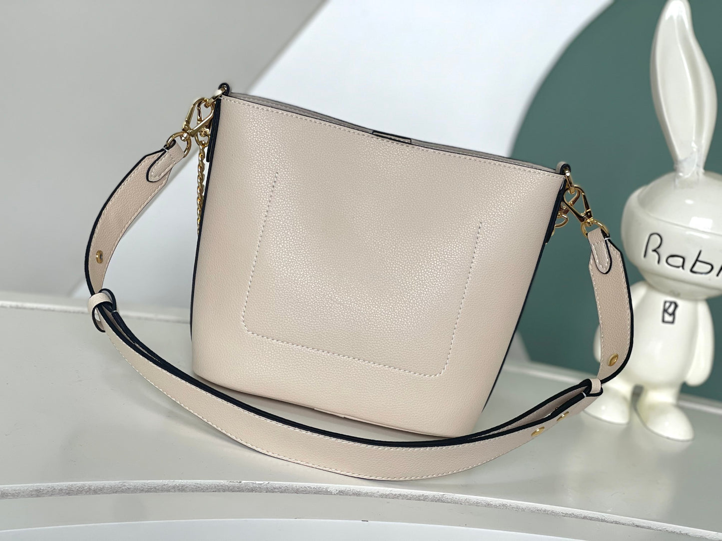 Louis Vuitton Cream Leather Bucket Shoulder Bag with Gold Chain Strap