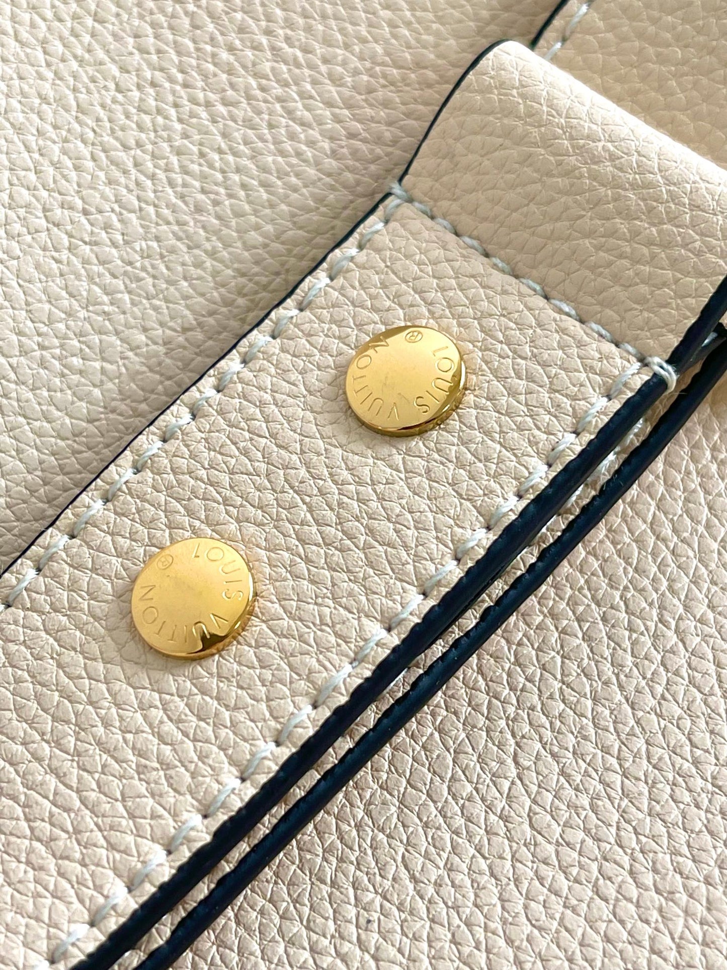 Louis Vuitton Cream Leather Bucket Shoulder Bag with Gold Chain Strap