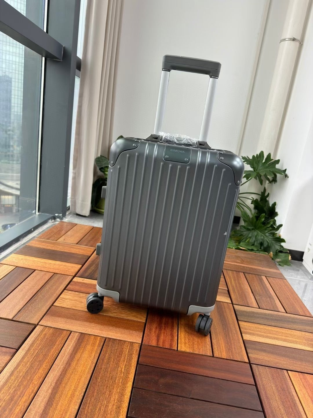 Grey Vertical Ribbed Hardshell Spinner Suitcase for Travel