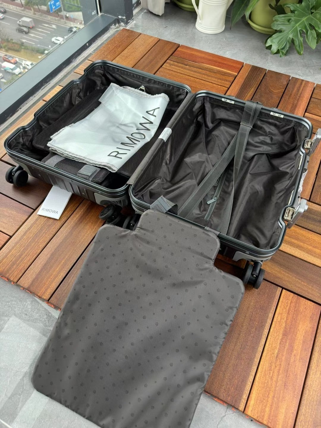 Grey Vertical Ribbed Hardshell Spinner Suitcase for Travel