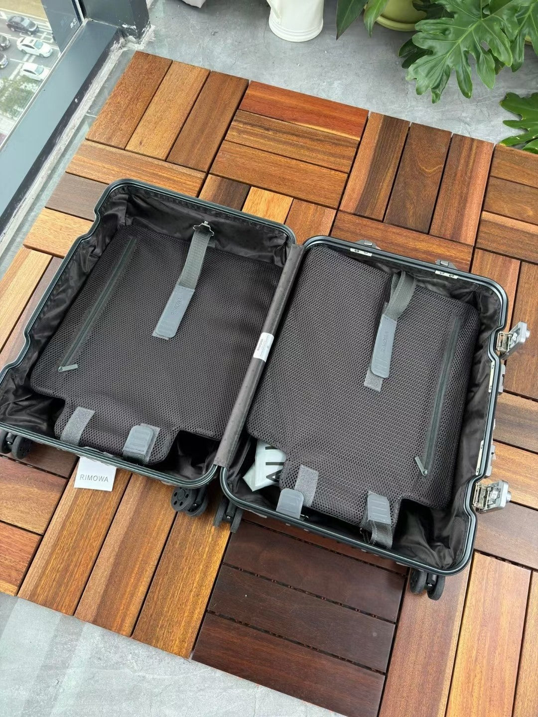 Grey Vertical Ribbed Hardshell Spinner Suitcase for Travel