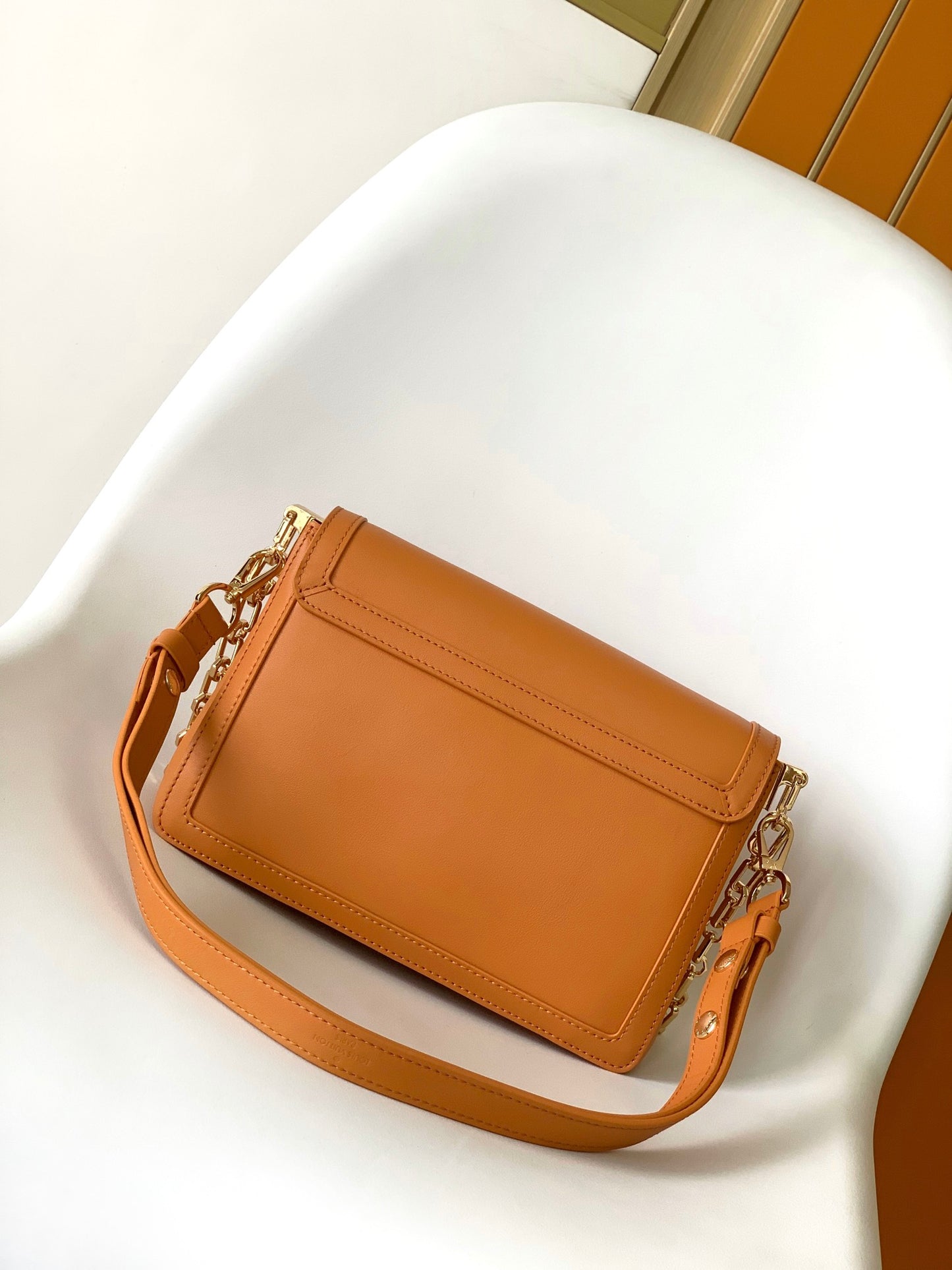 Louis Vuitton Elegant Tan Leather Crossbody Shoulder Bag with Gold Chain