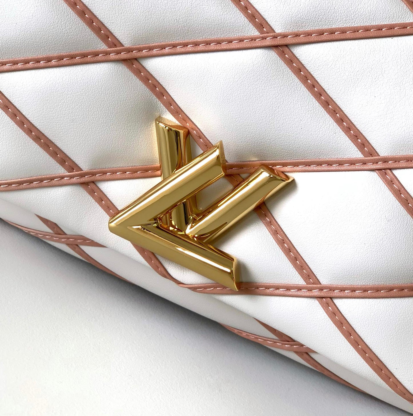 Louis Vuitton Luxury Pink Diamond Quilted Shoulder Bag with Gold Clasp