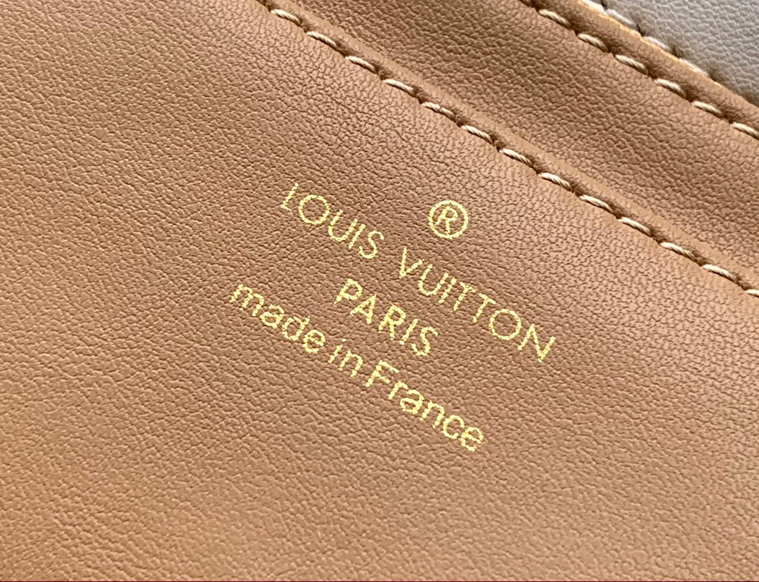 Louis Vuitton Luxury Pink Diamond Quilted Shoulder Bag with Gold Clasp