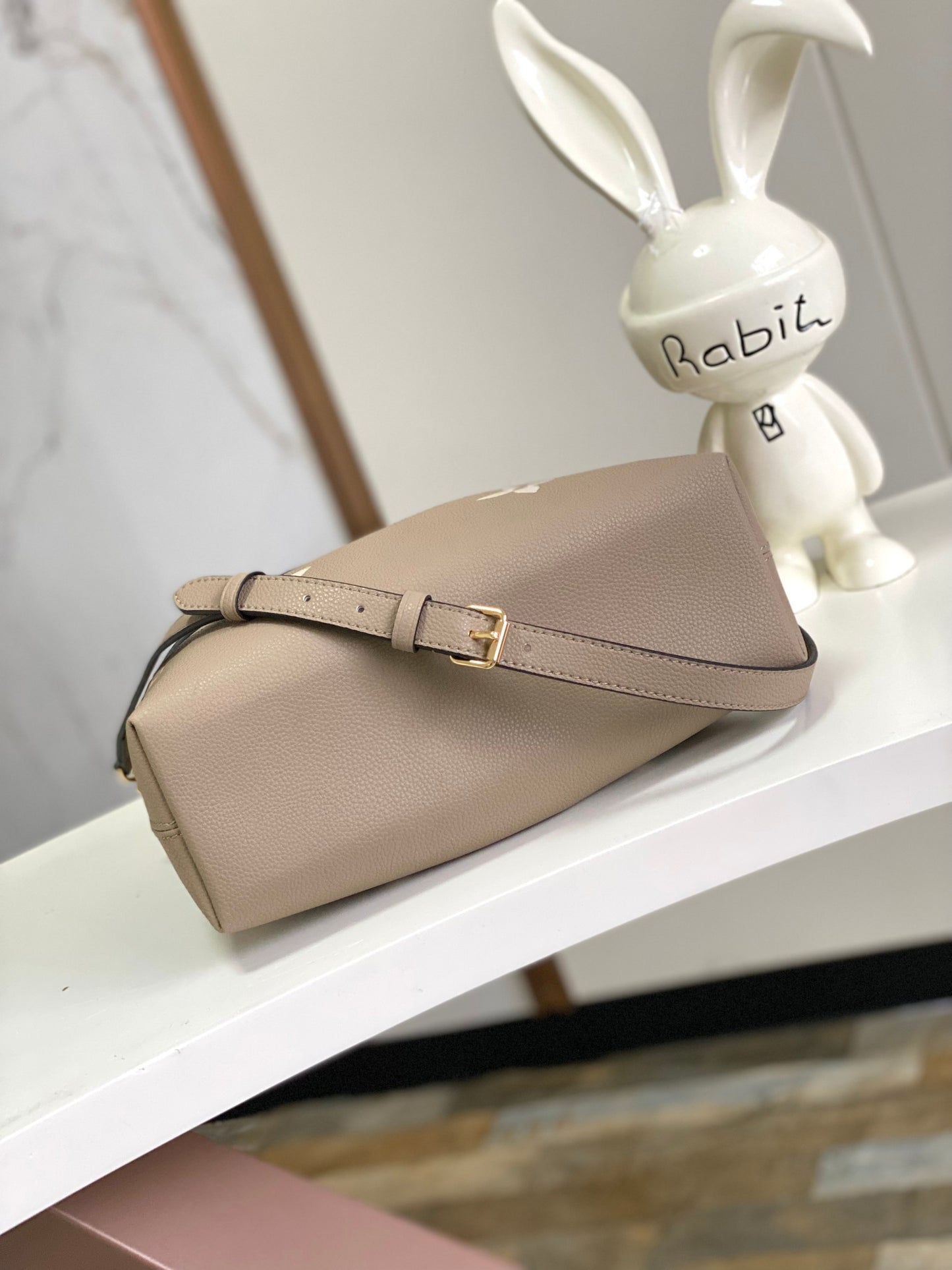 Louis Vuitton Elegant Monogram Leather Bucket Shoulder Bag in Taupe and Cream