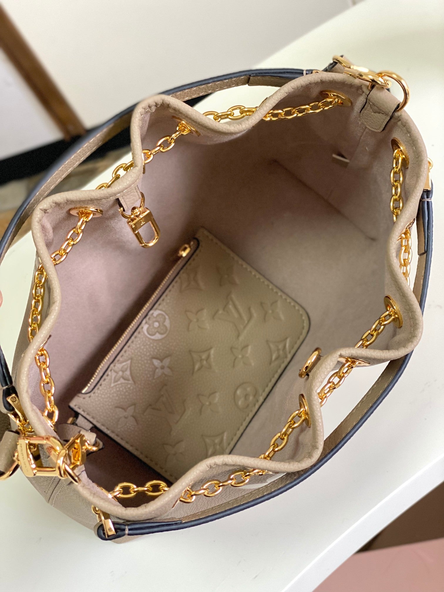 Louis Vuitton Elegant Monogram Leather Bucket Shoulder Bag in Taupe and Cream