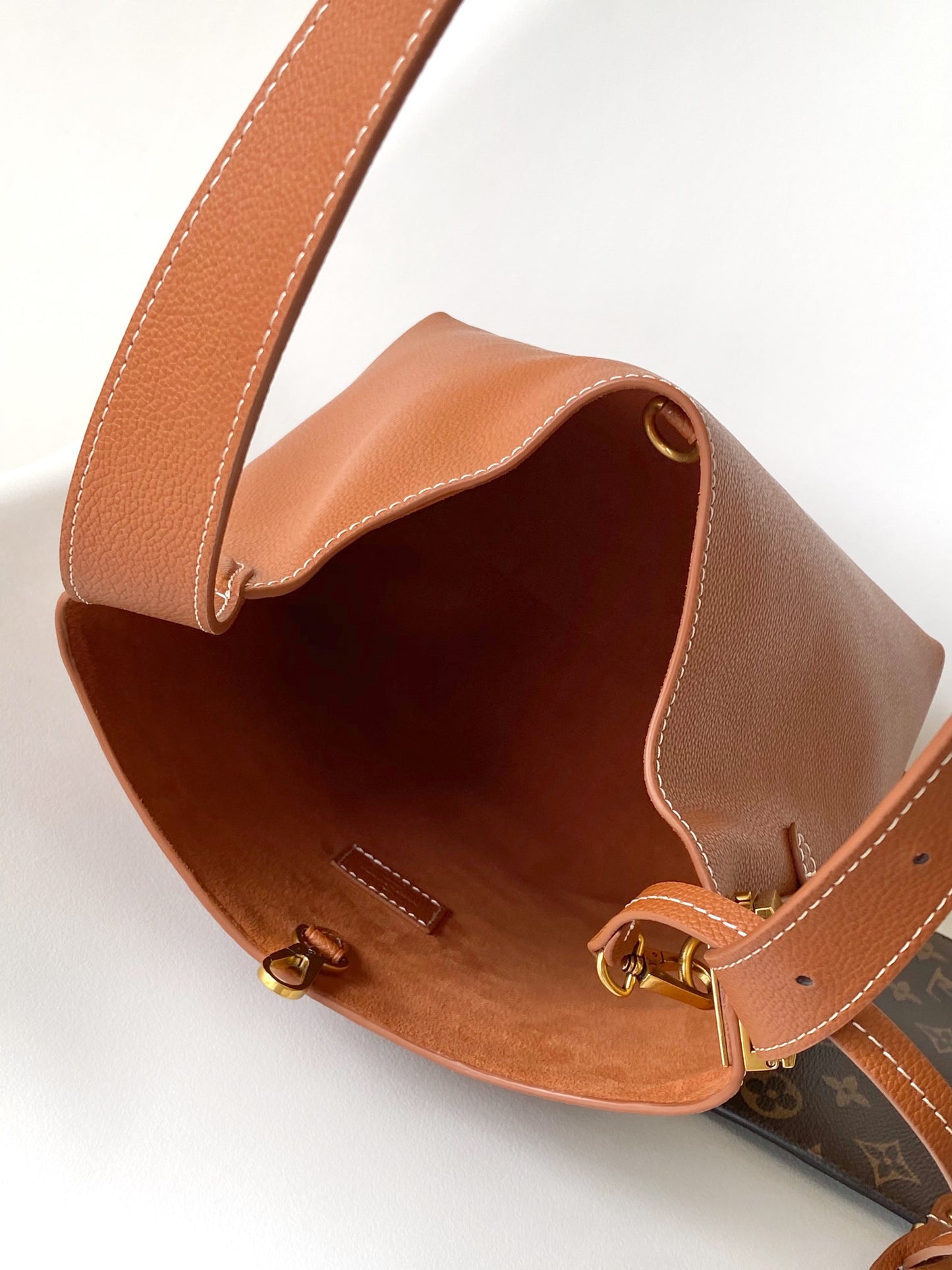 Louis Vuitton Elegant Brown Grained Leather Slouchy Hobo Shoulder Bag
