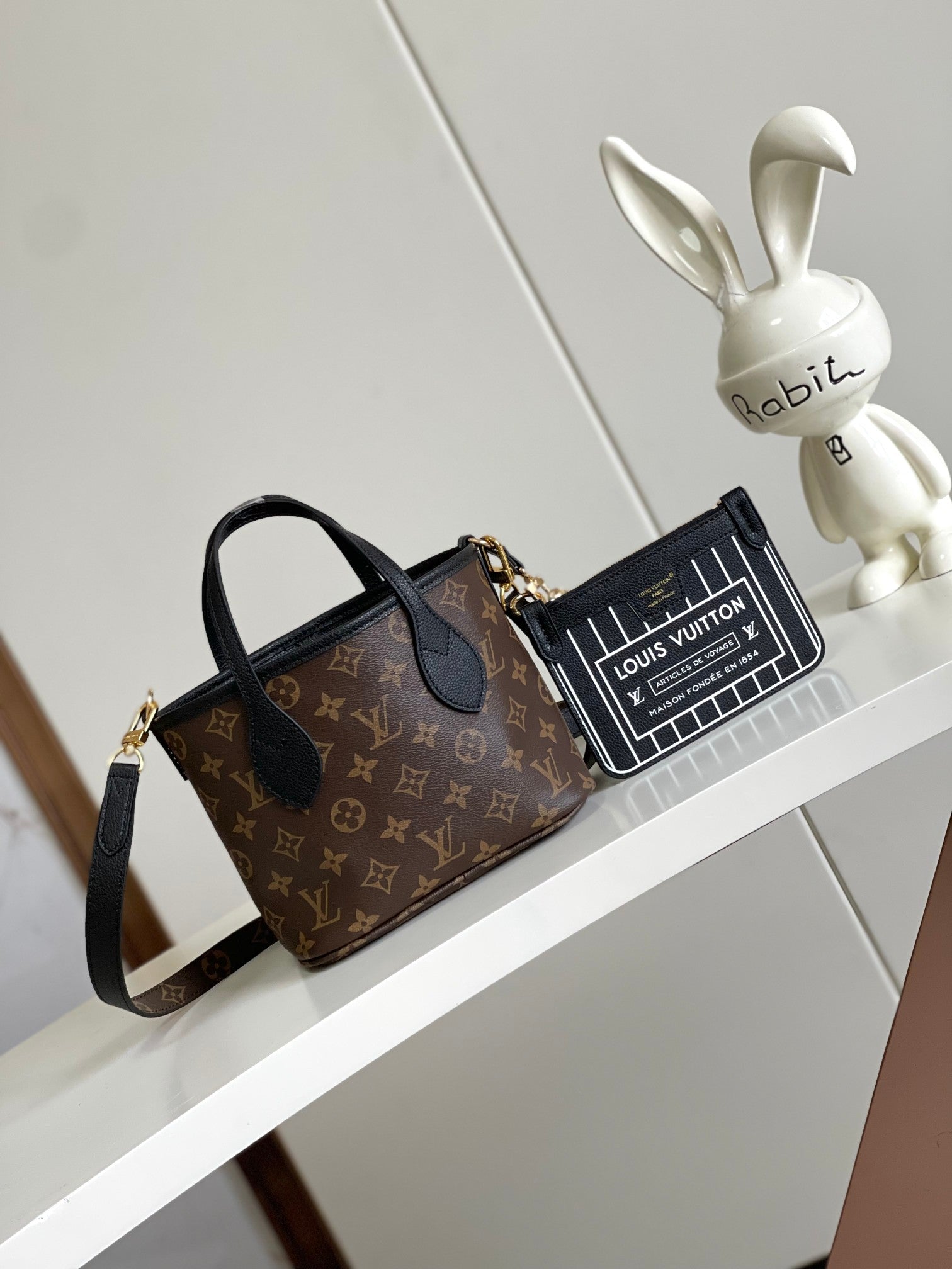 Louis Vuitton Elegant Black Pebbled Leather Tote Bag with Gold Clasp and Strap
