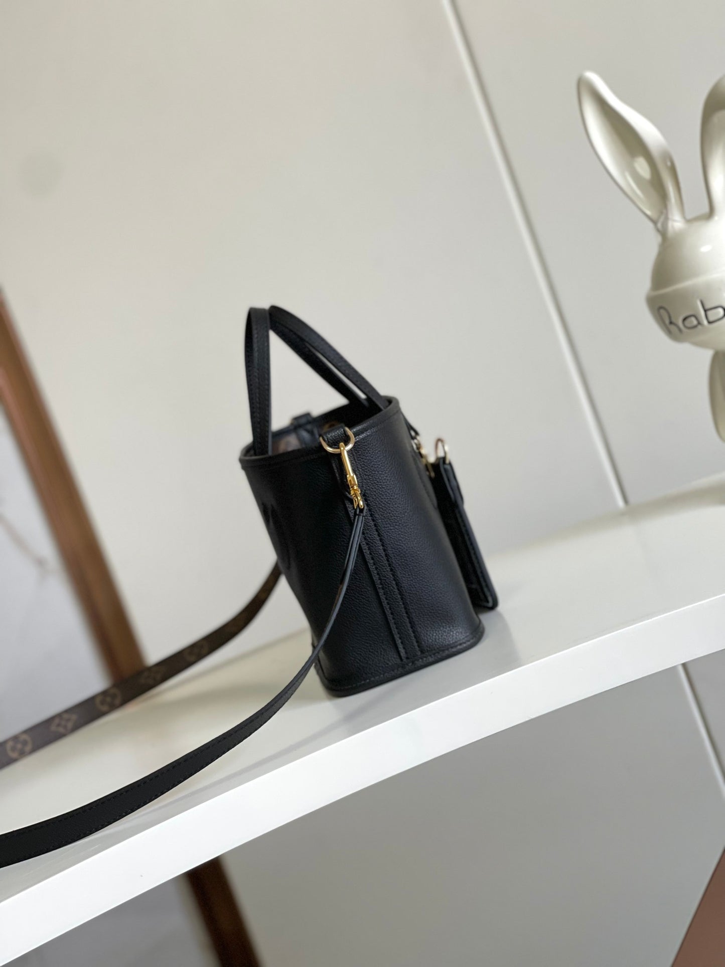 Louis Vuitton Elegant Black Pebbled Leather Tote Bag with Gold Clasp and Strap