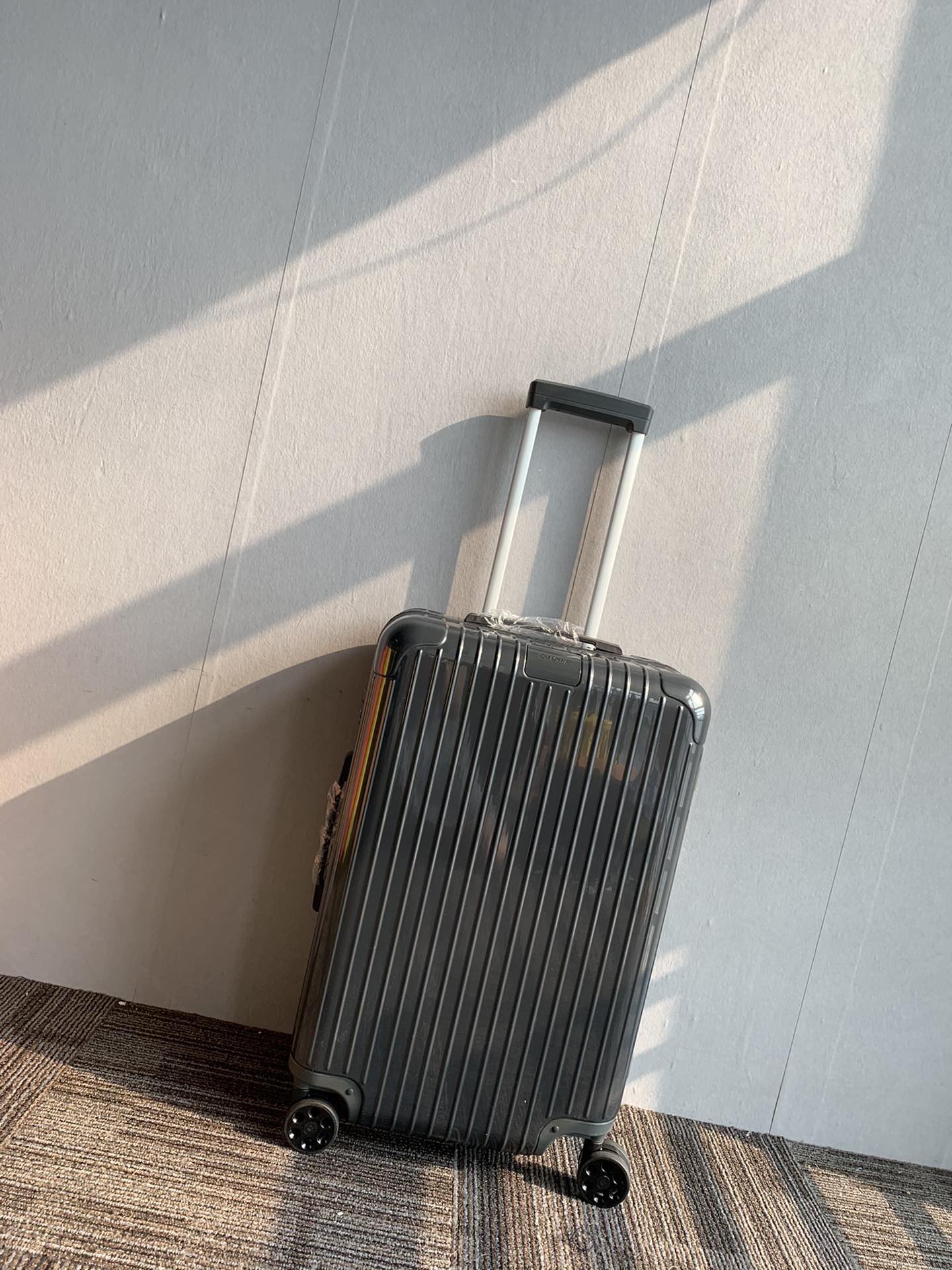 Modern Dark Grey Hardshell Spinner Suitcase with Ribbed Design