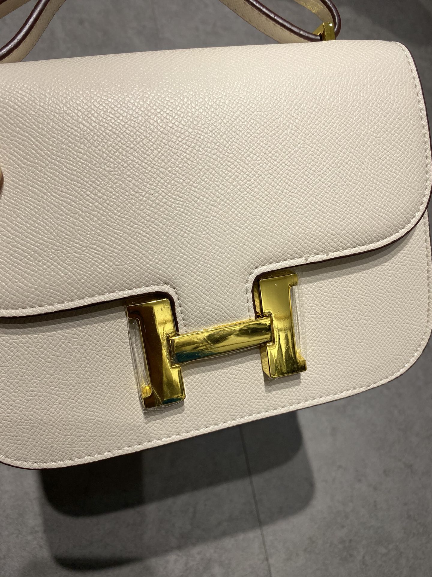 Elegant Cream Leather Crossbody Bag with Gold H Clasp