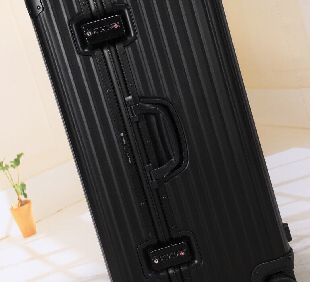 Matte Black Ribbed Hardside Spinner Suitcase Travel Trolley