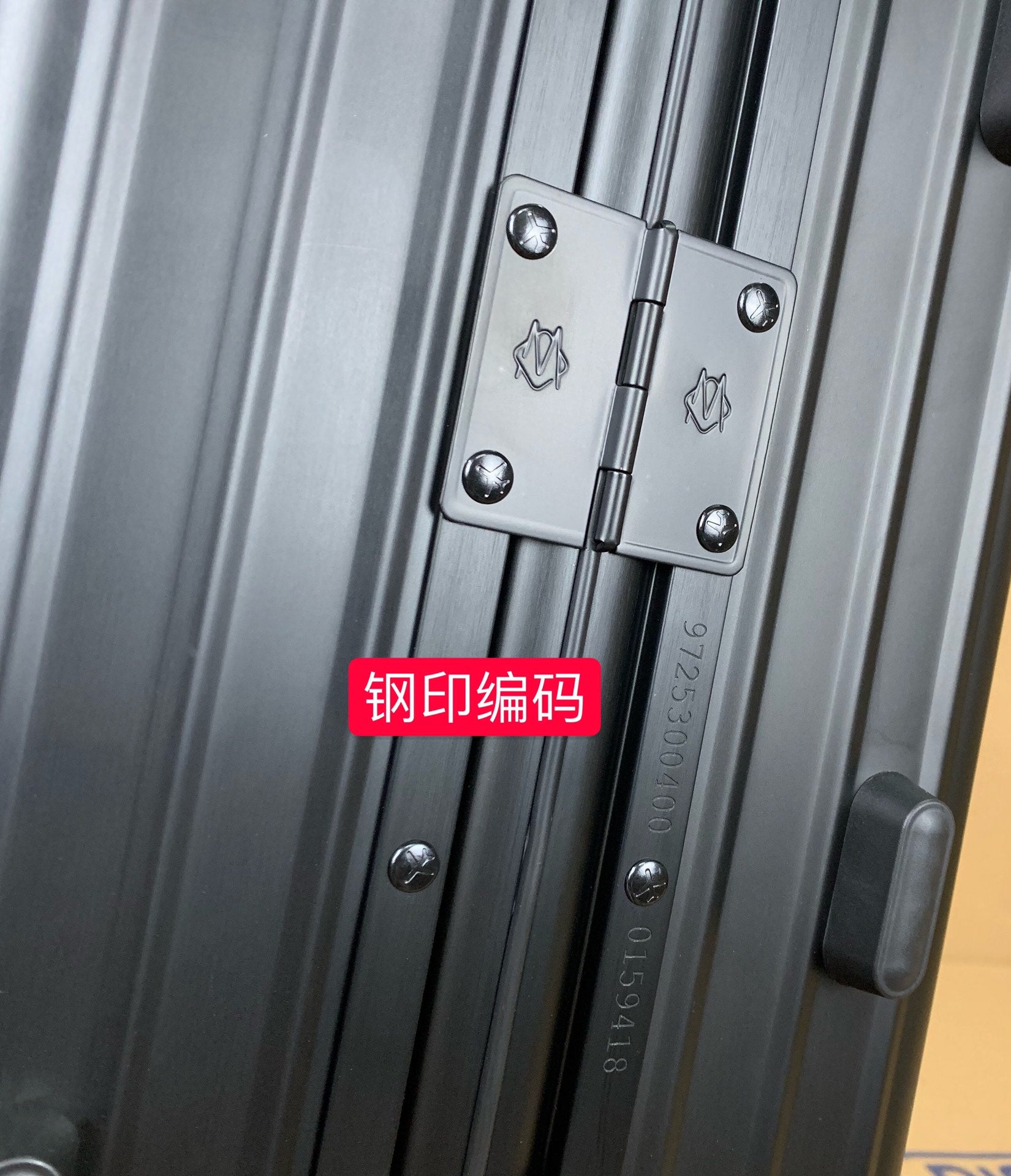 Matte Black Ridged Hardside Spinner Suitcase Carry-On Luggage
