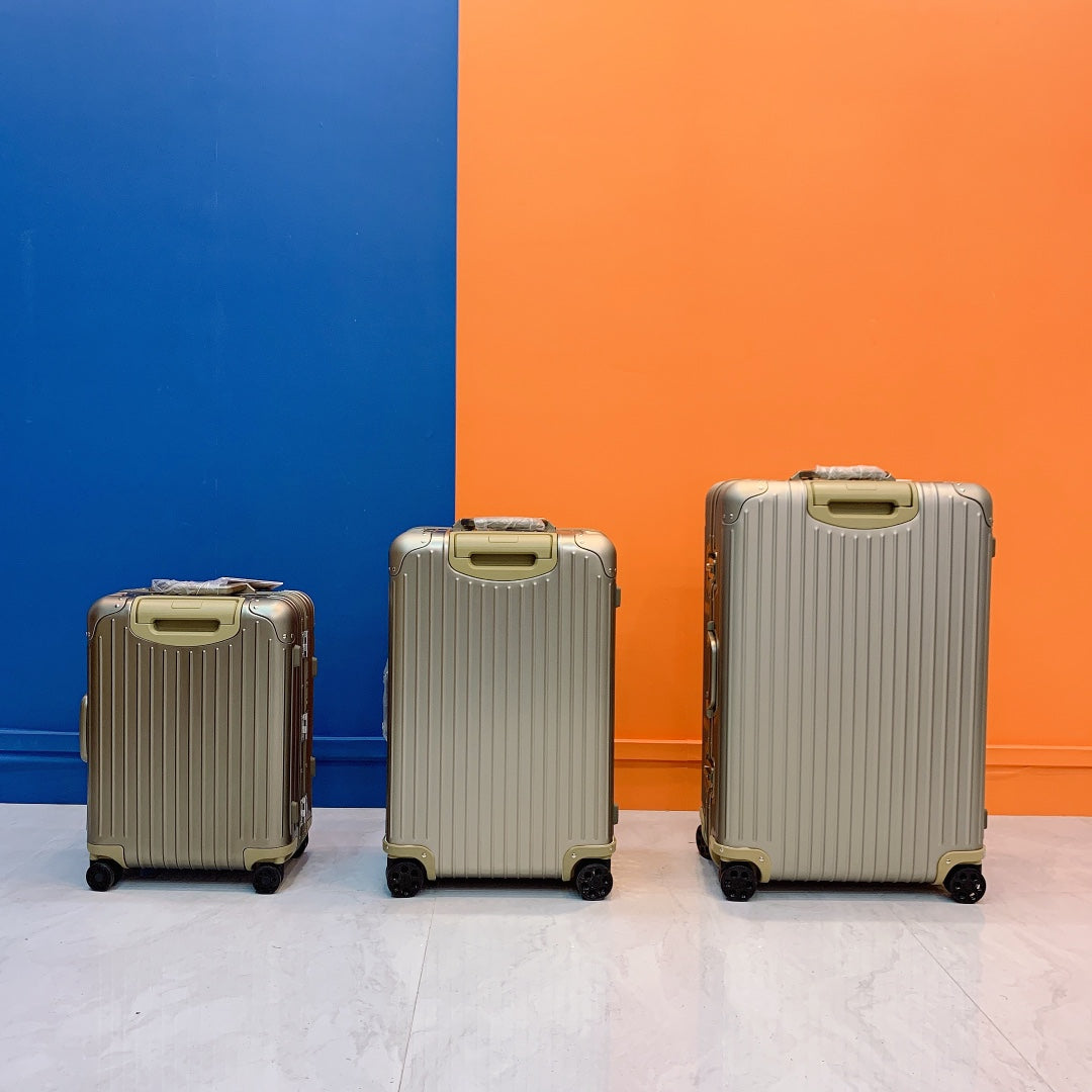 Modern Metallic Grooved Hard Shell Spinner Luggage Set of 3