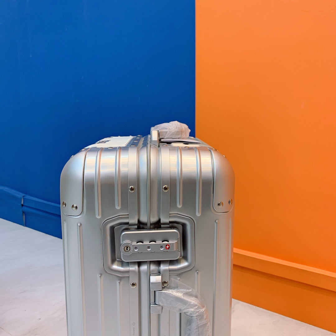Modern Silver Ribbed Hardshell Spinner Luggage 3-Piece Set