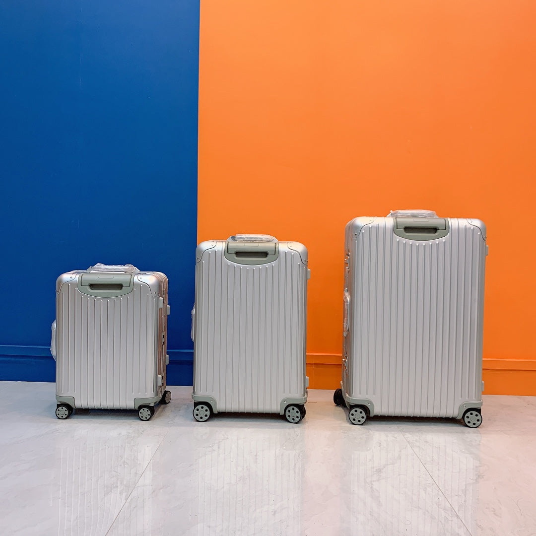 Modern Silver Ribbed Hardshell Spinner Luggage 3-Piece Set