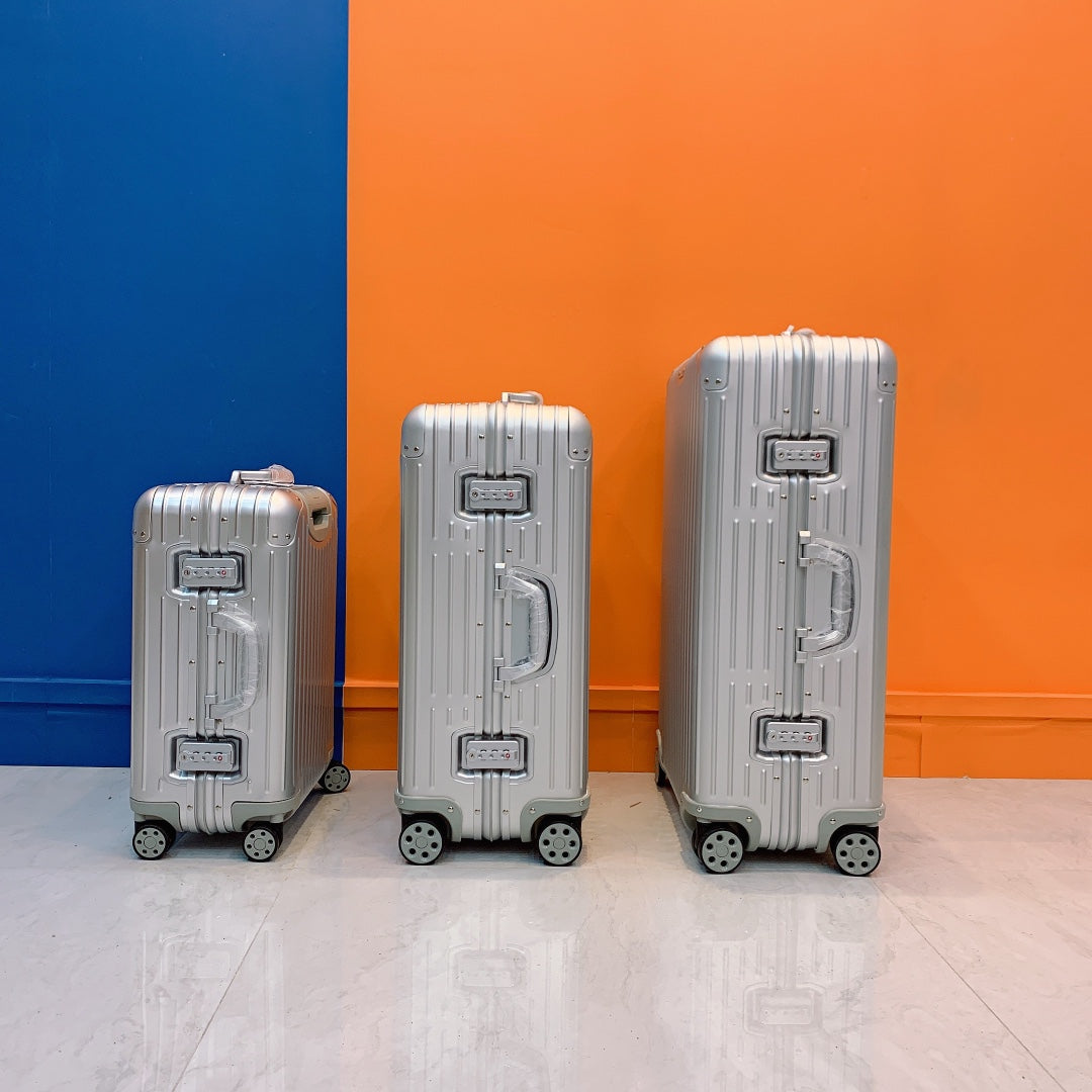 Modern Silver Ribbed Hardshell Spinner Luggage 3-Piece Set