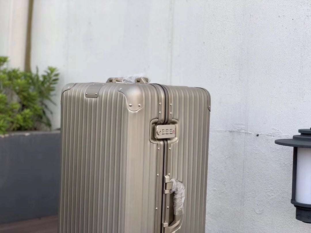 Metallic Silver Grooved Hardshell Spinner Luggage Suitcase