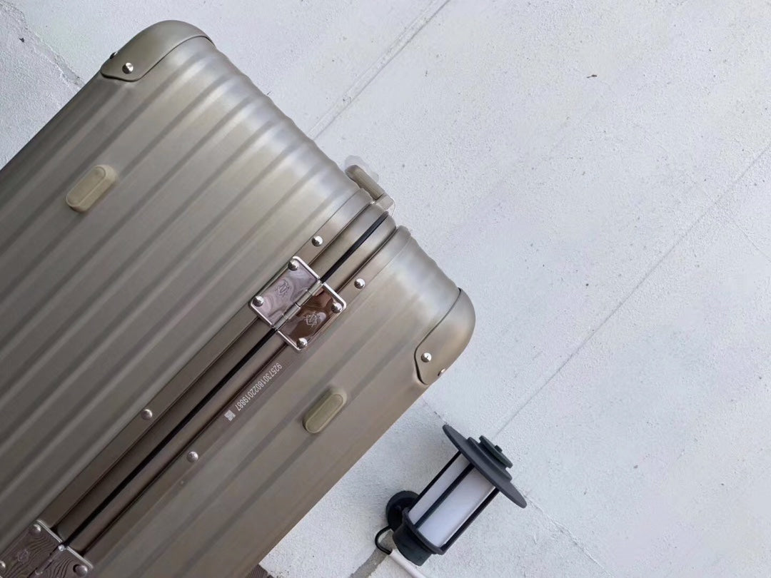 Metallic Silver Grooved Hardshell Spinner Luggage Suitcase