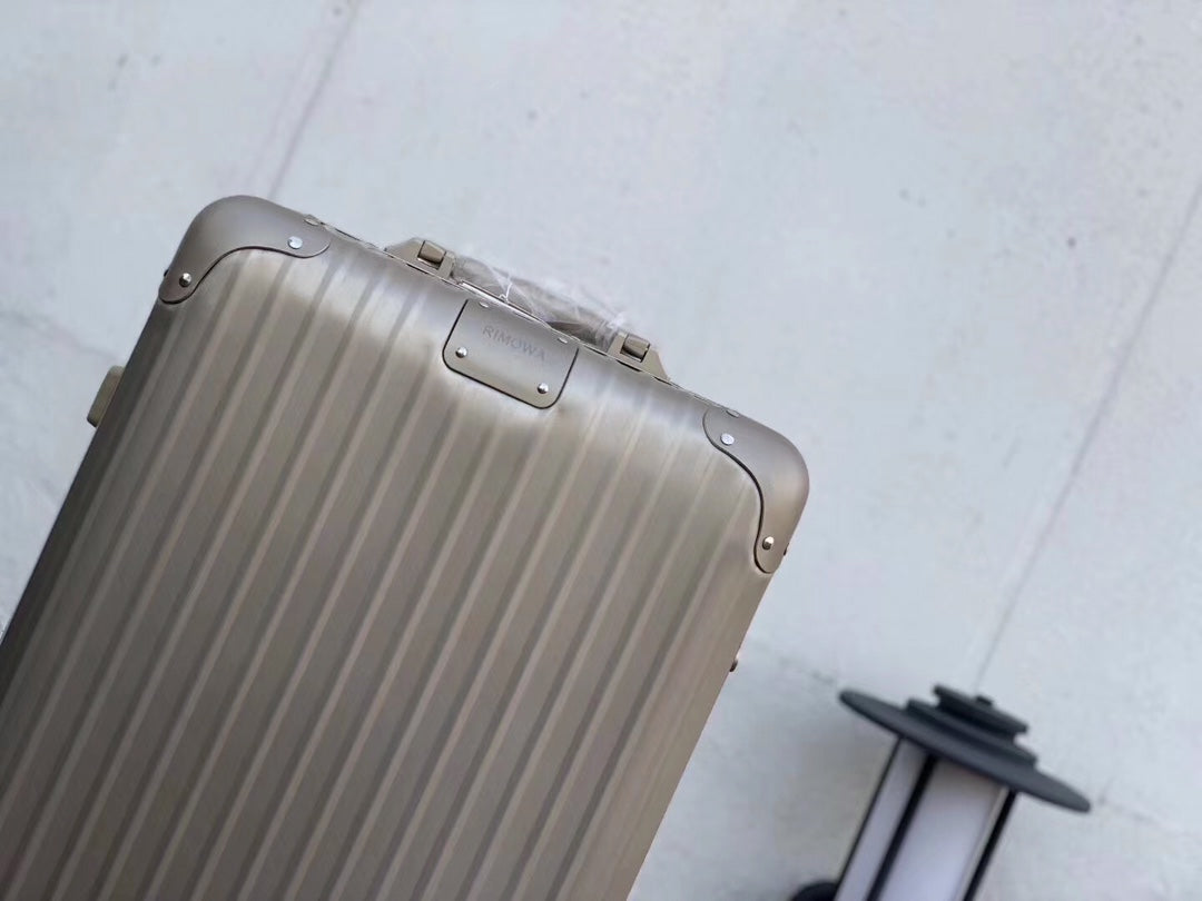 Metallic Silver Grooved Hardshell Spinner Luggage Suitcase