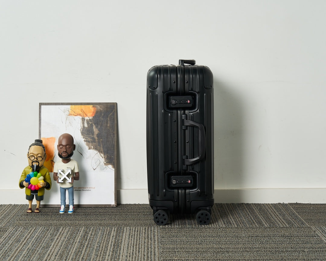 Black Ribbed Hardshell Spinner Suitcase Carry-On Travel Luggage