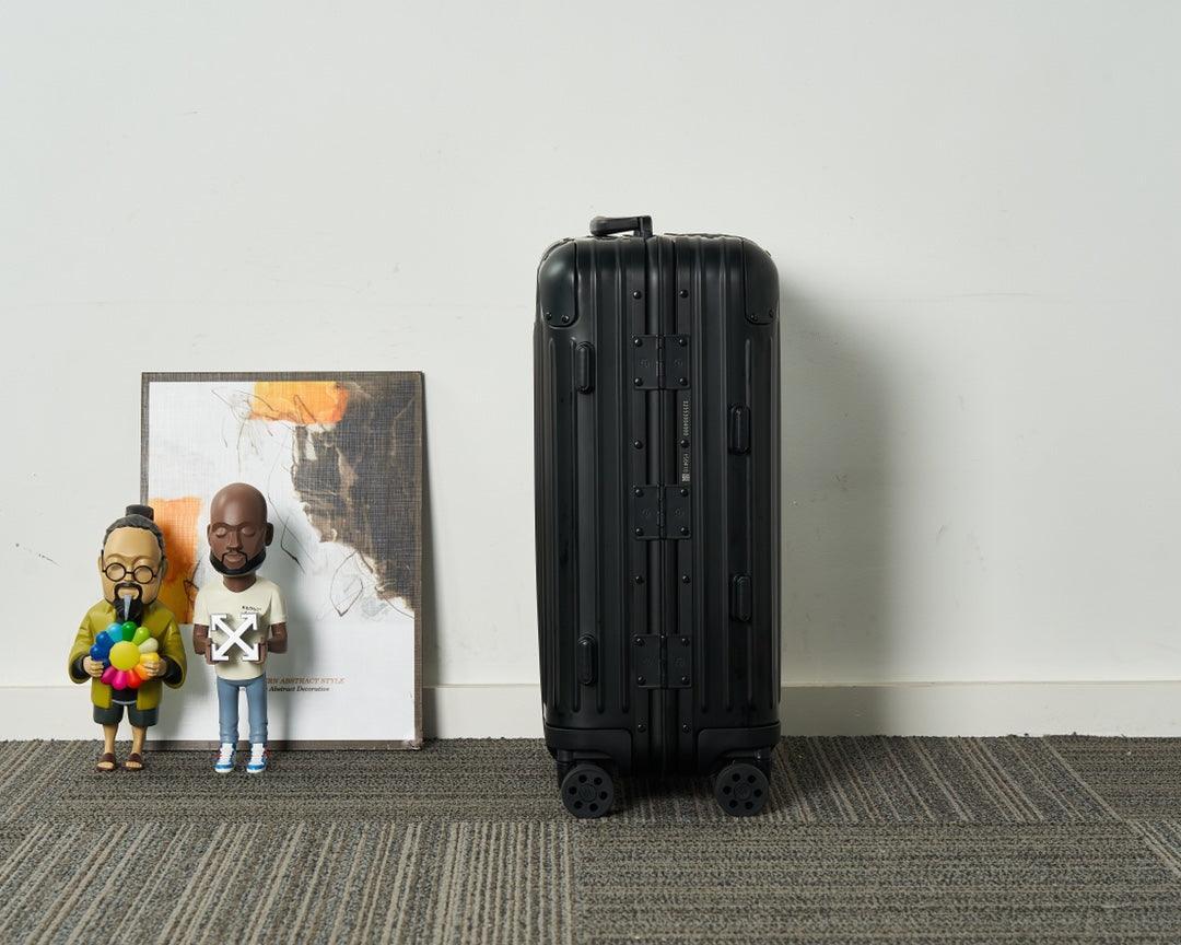 Black Ribbed Hardshell Spinner Suitcase Carry-On Travel Luggage