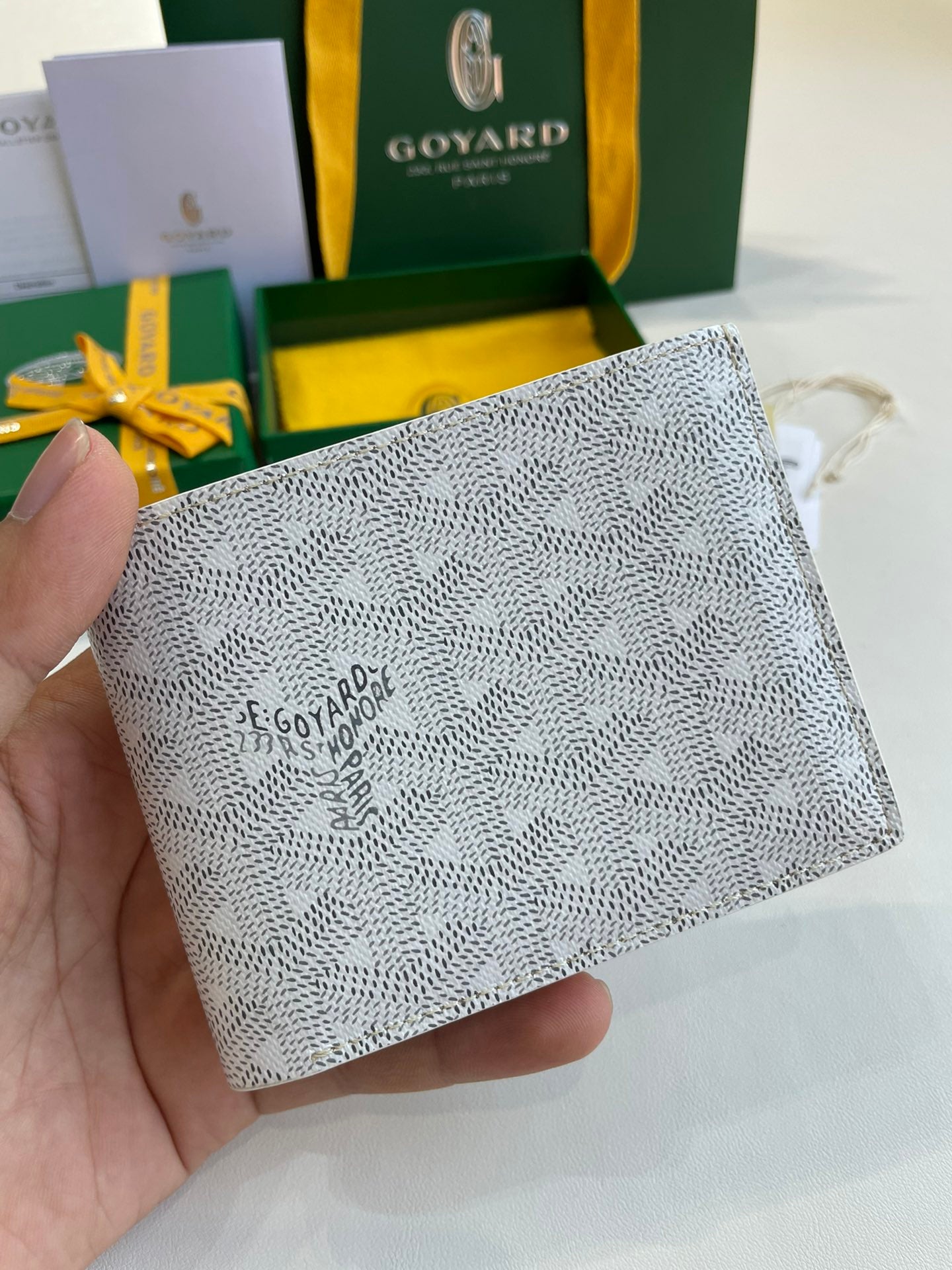 Gogy Classic White Chevron Pattern Men's Bifold Leather Wallet