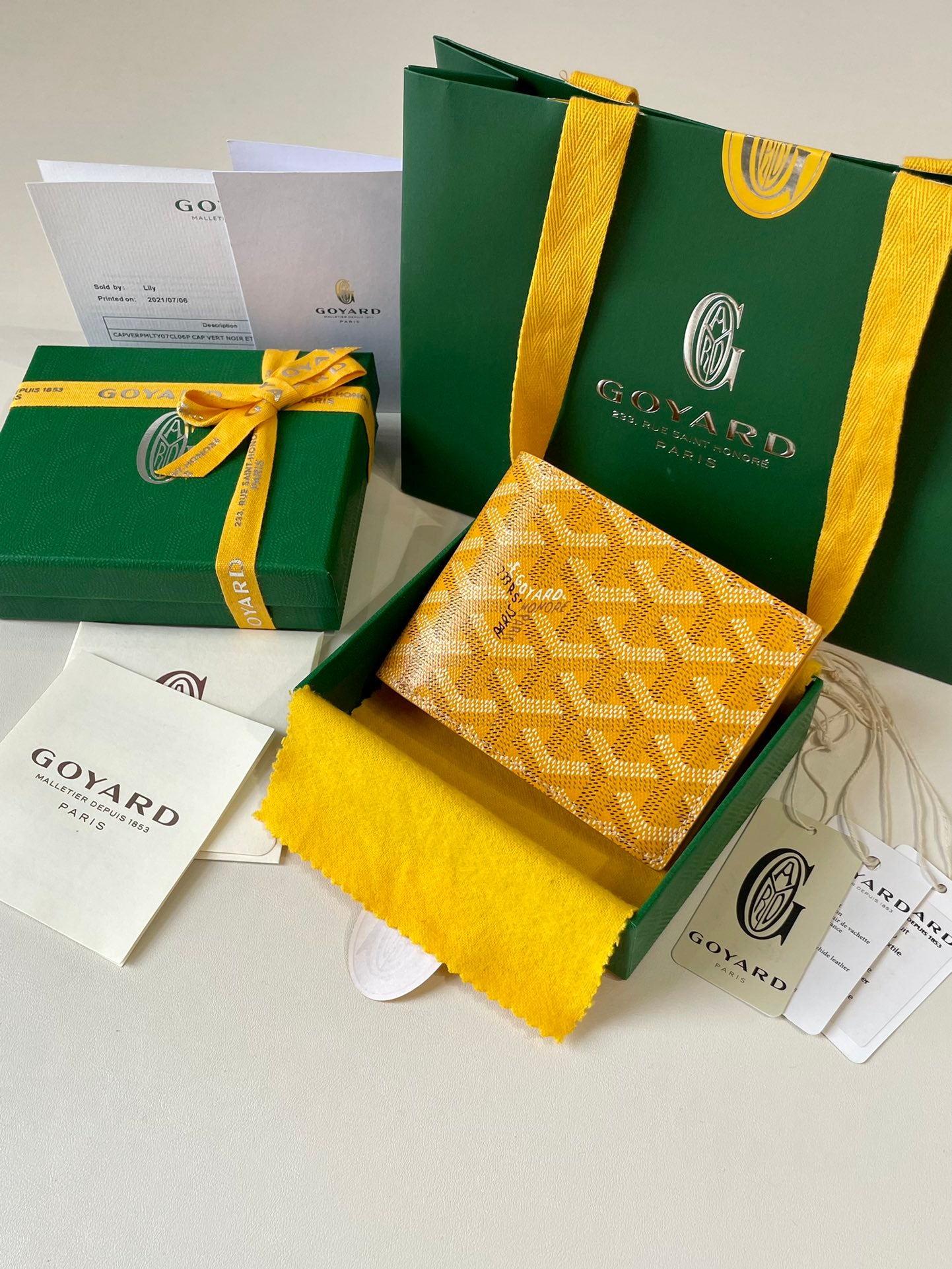 Gogy Luxury Yellow Geometric Chevron Pattern Bifold Wallet
