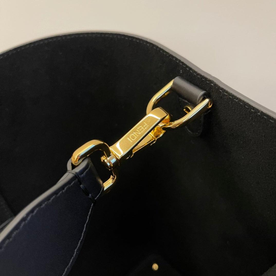 Elegant Black Leather Handbag with Gold Rectangular Clasp and Detachable Shoulder Strap