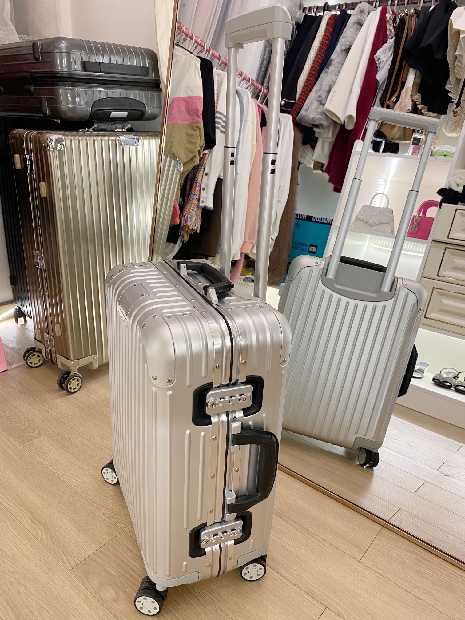 Modern Silver Metallic Hard Shell Spinner Suitcase with Ribbed Detail
