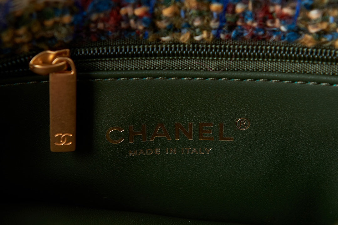 Luxury Multicolor Tweed Shoulder Bag with Jeweled Bee Clasp and Gold Chain Strap