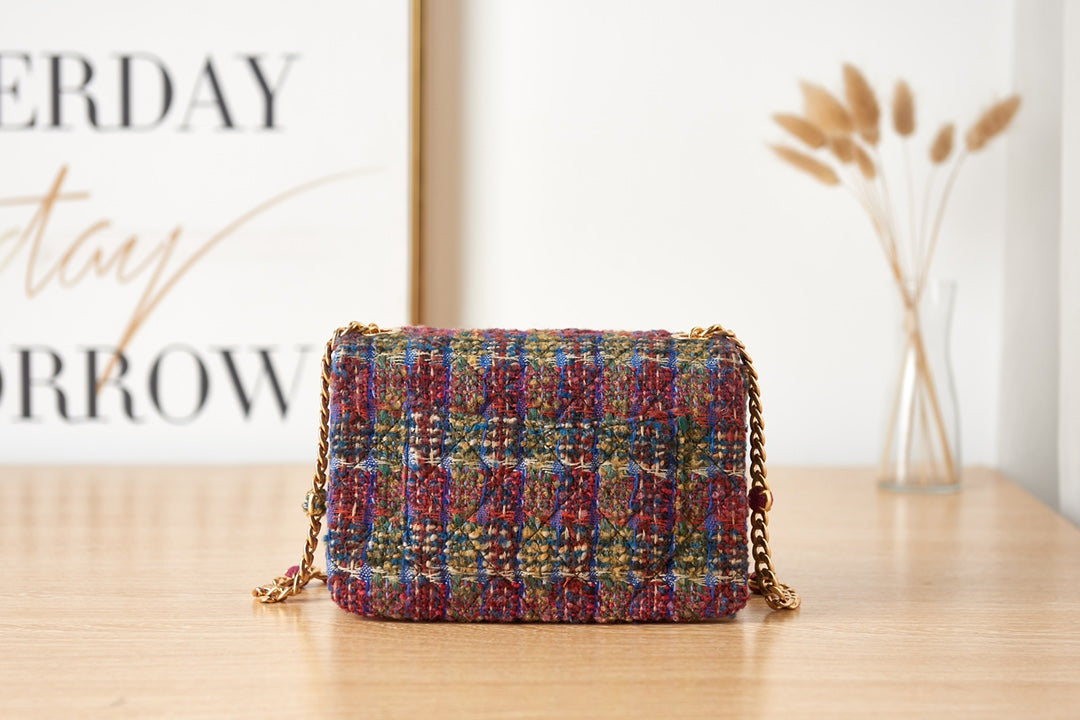 Luxury Multicolor Tweed Shoulder Bag with Jeweled Bee Clasp and Gold Chain Strap