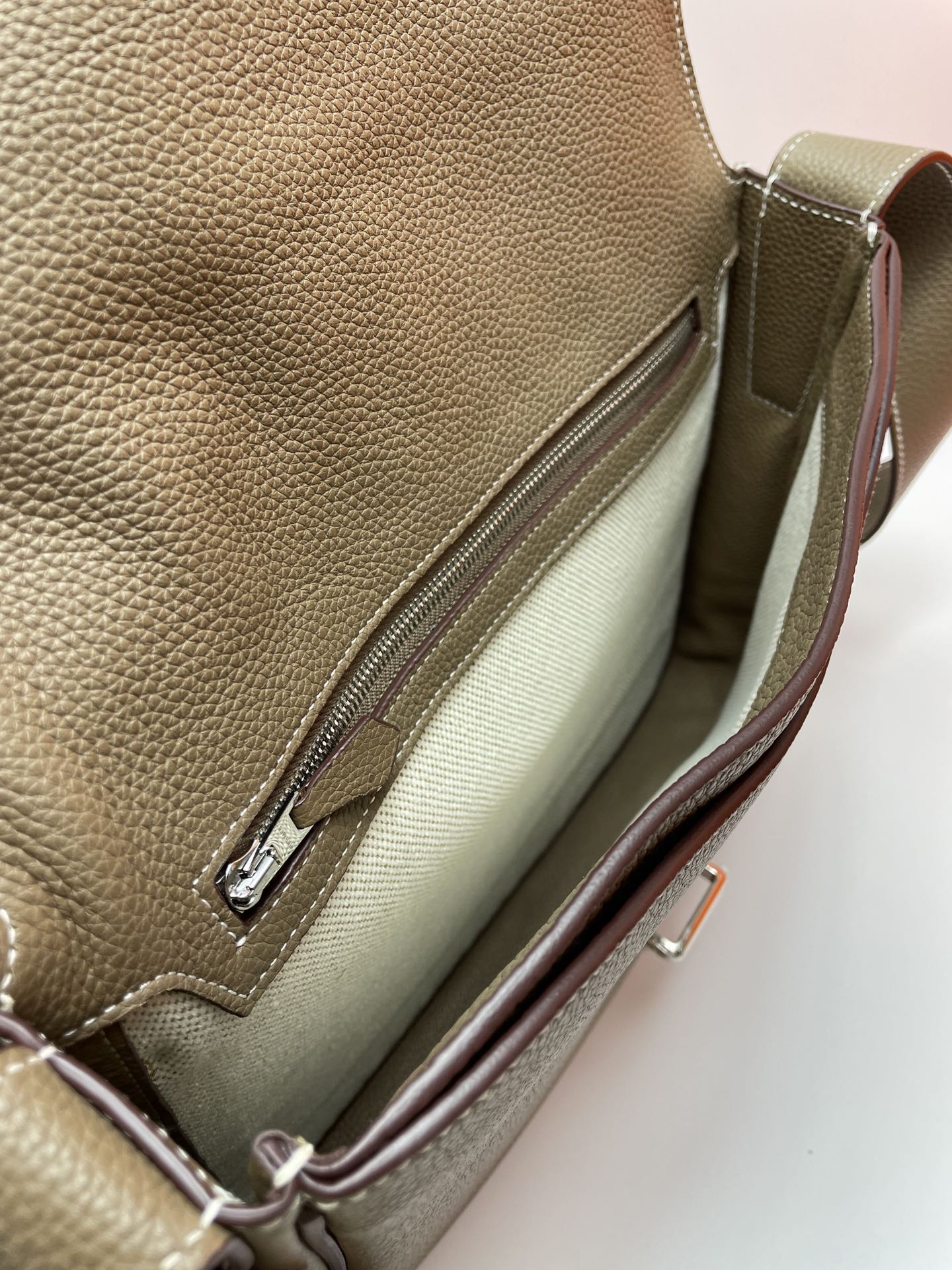 Minimalist Taupe Leather Shoulder Bag with Adjustable Crossbody Strap