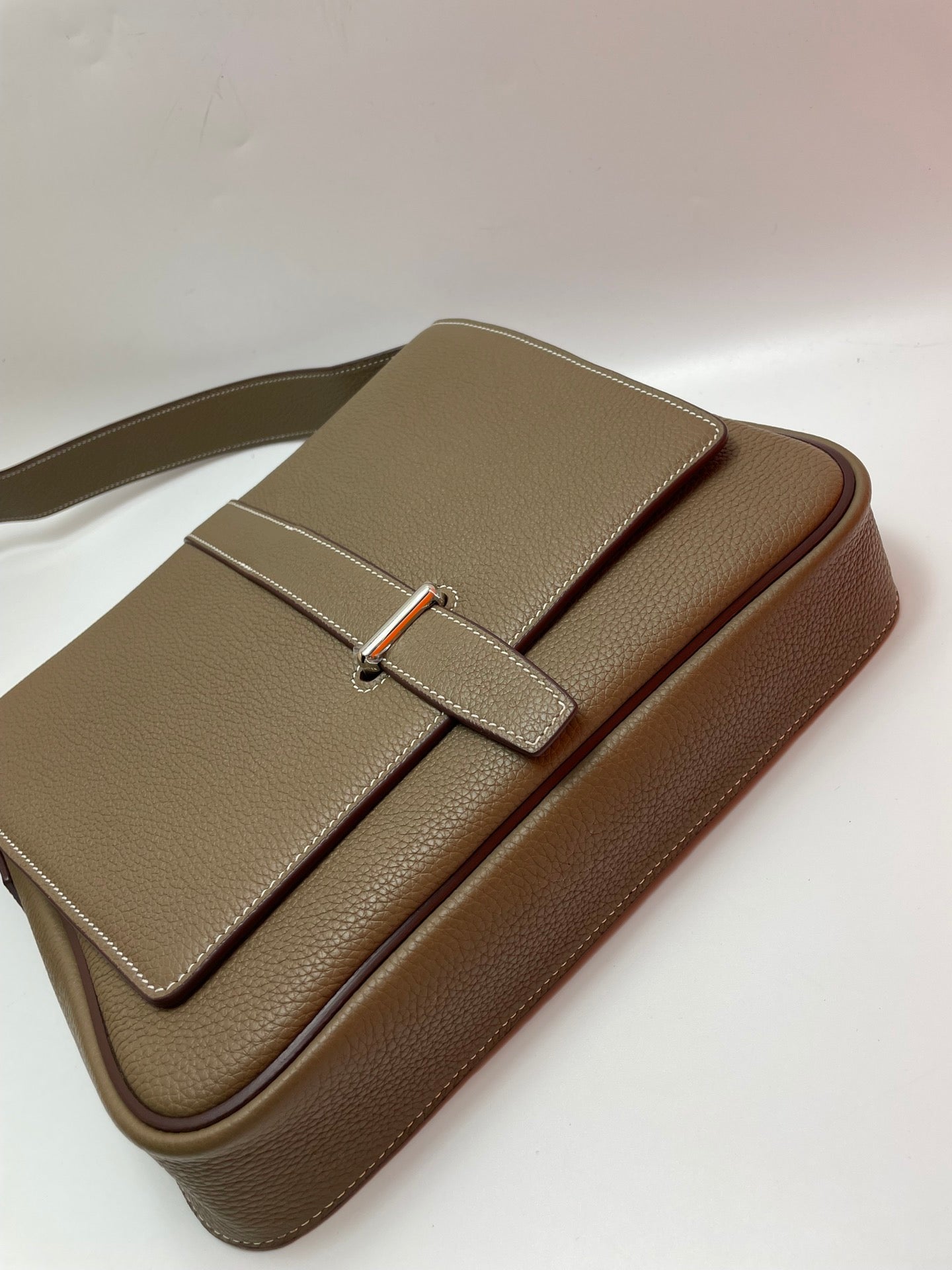 Minimalist Taupe Leather Shoulder Bag with Adjustable Crossbody Strap