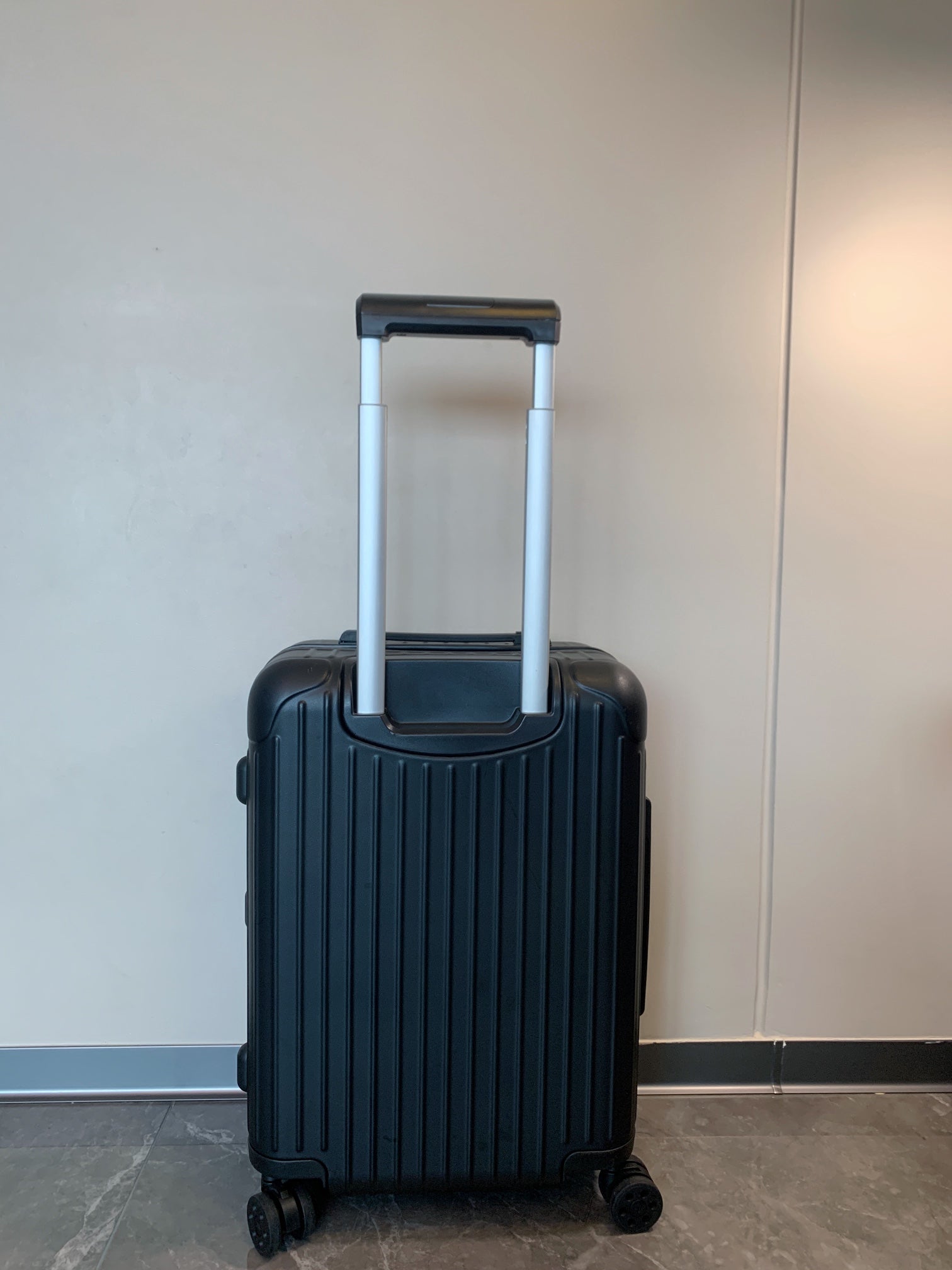 Modern Black Ribbed Hardshell Spinner Suitcase for Travel