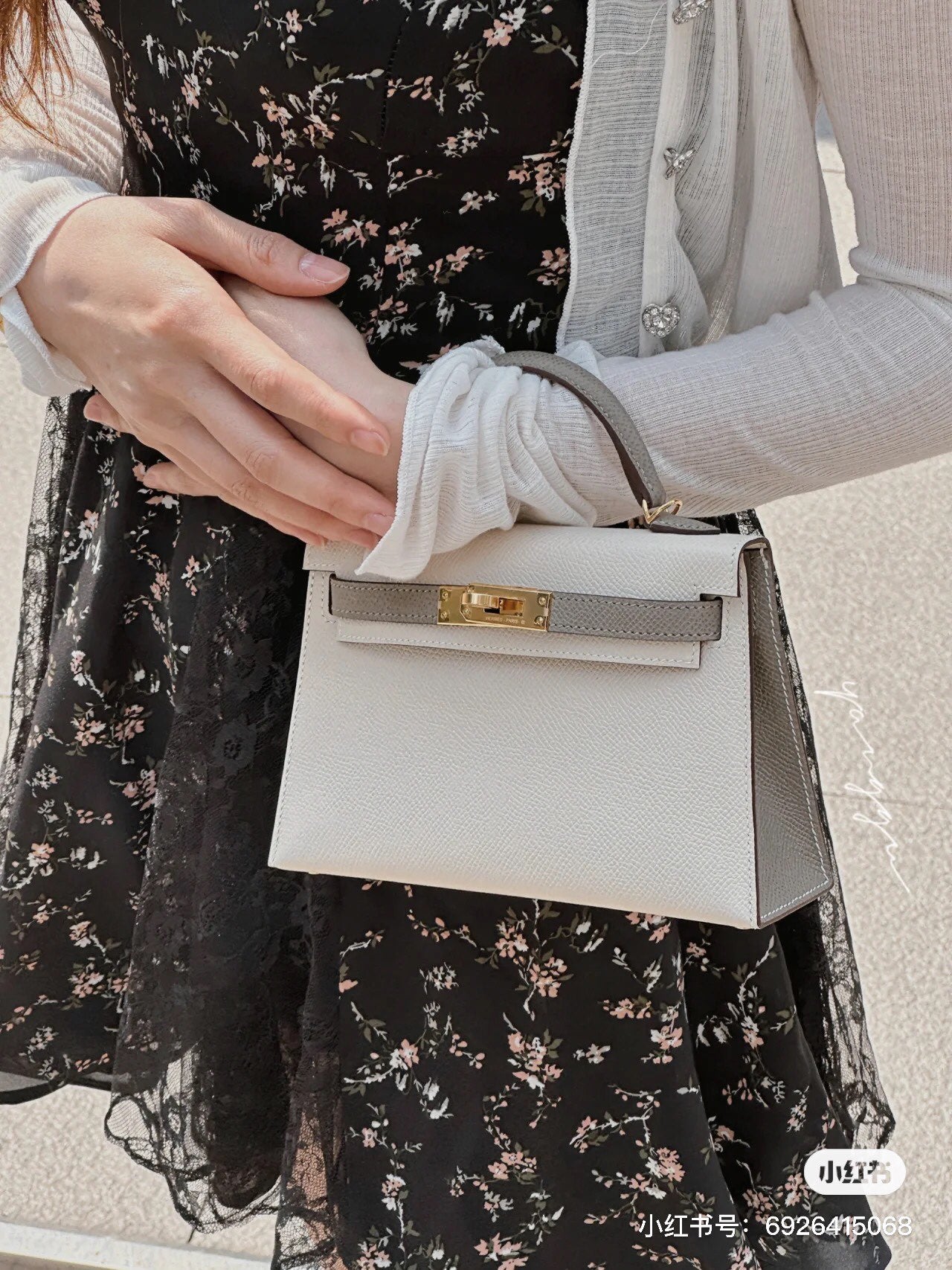 Elegant Small Leather Handbag with Gold Clasp - White and Grey Top Handle Bag