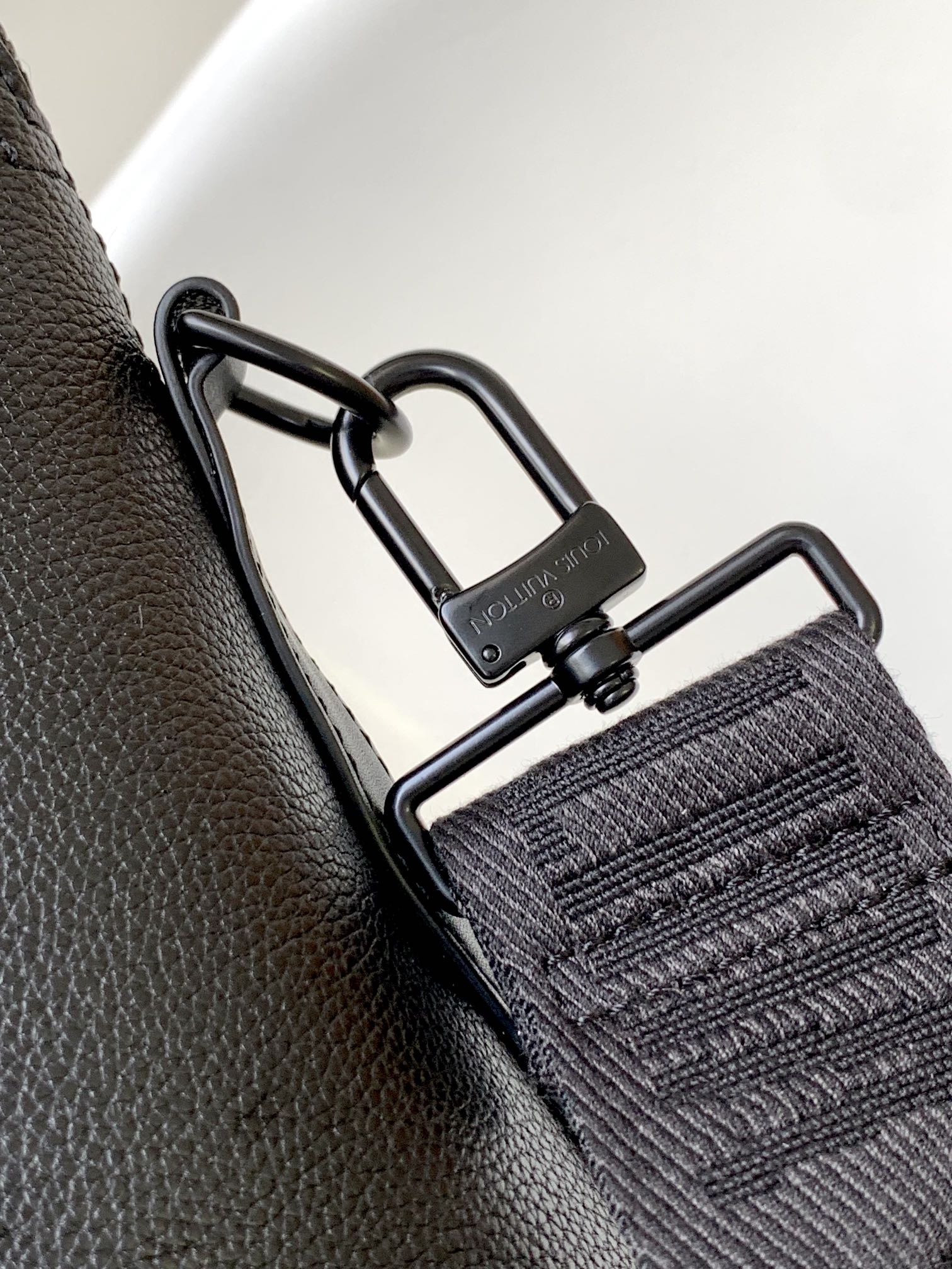 Louis Vuitton Men's Black Leather Slim Briefcase - Porte-Documents Voyage
