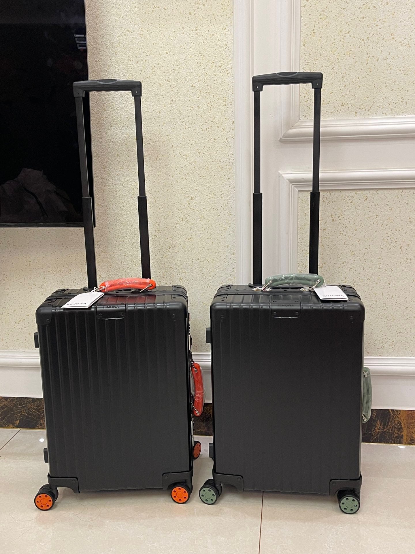 Modern Black Hardshell Spinner Suitcase with Contrast Accent Wheels