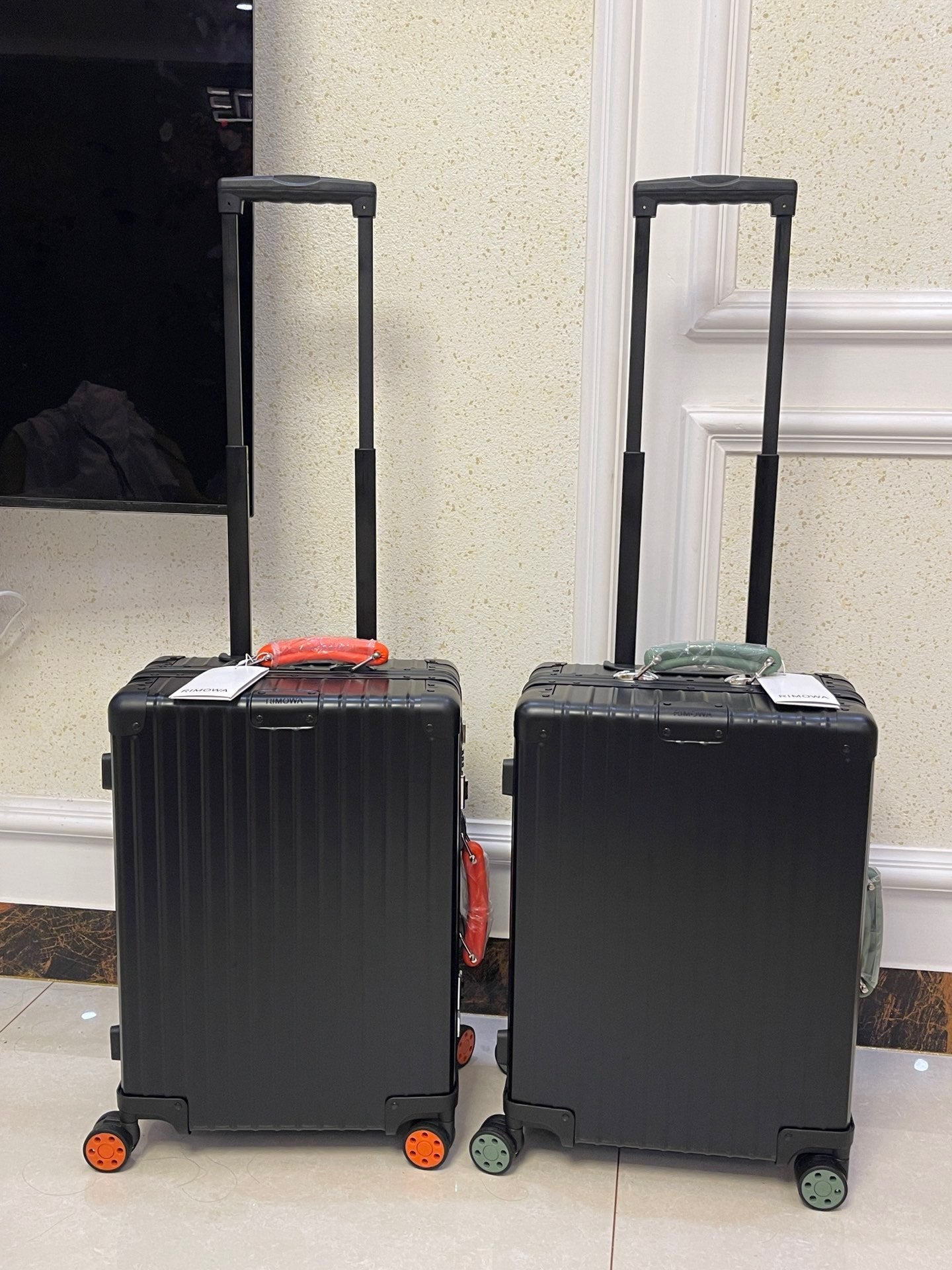 Modern Black Hardshell Spinner Suitcase with Contrast Accent Wheels