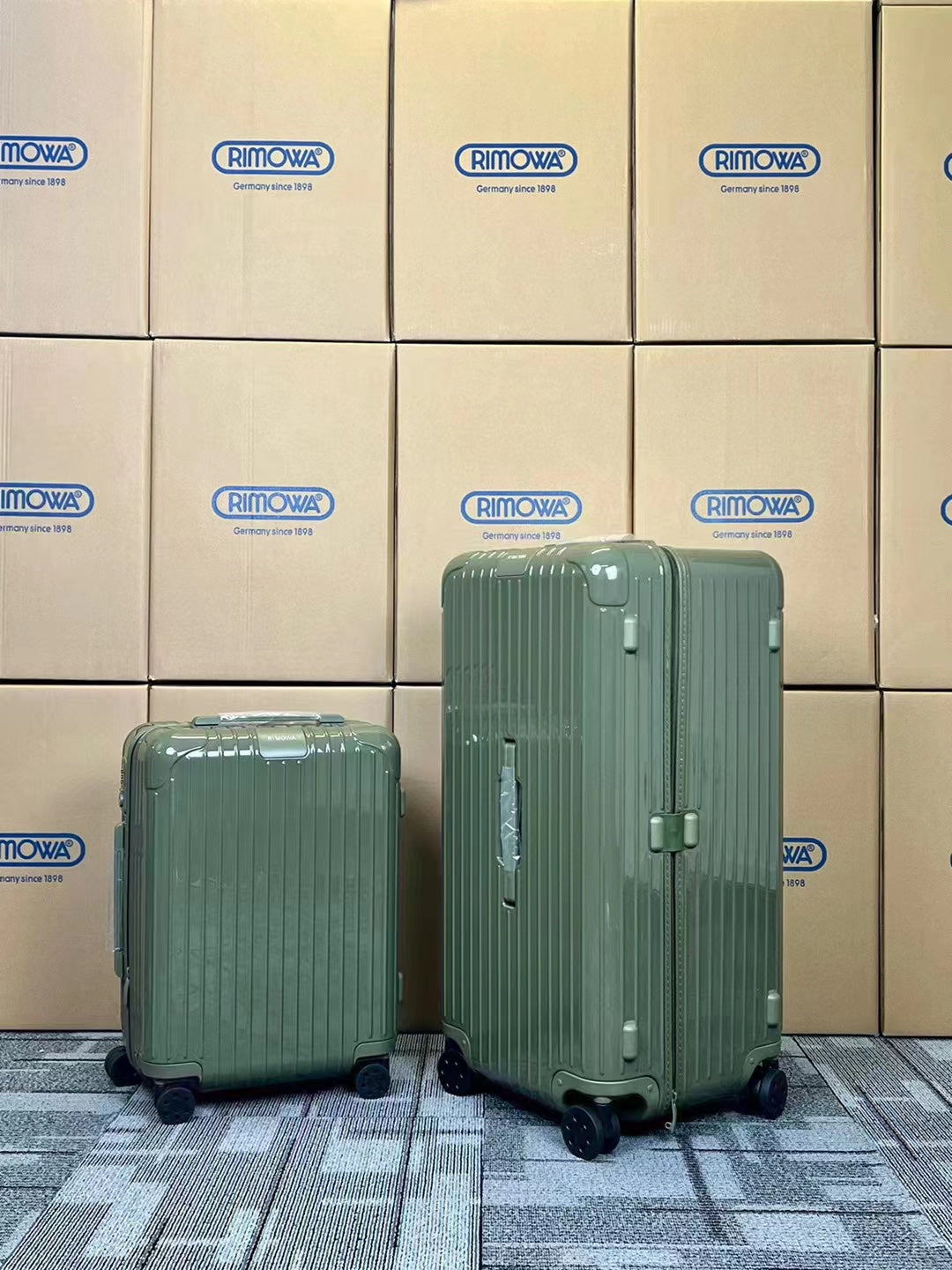 White Ribbed Hardside Spinner Suitcase Travel Trunk Set