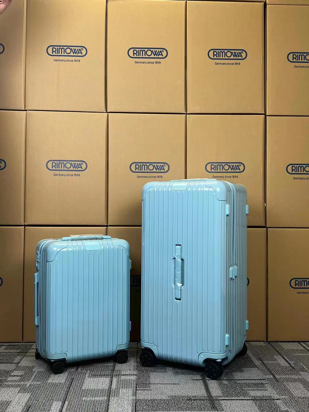 White Ribbed Hardside Spinner Suitcase Travel Trunk Set