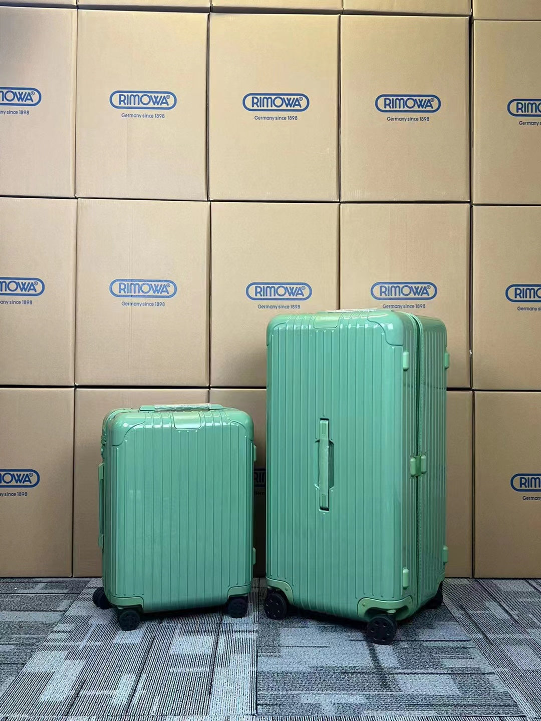 White Ribbed Hardside Spinner Suitcase Travel Trunk Set