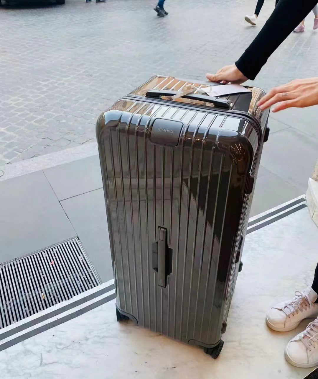 Modern Charcoal Gray Grooved Hardshell Spinner Luggage Set